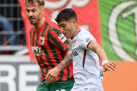 Exequiel Palacios (l) für Bayer Leverkusen in Aktion.