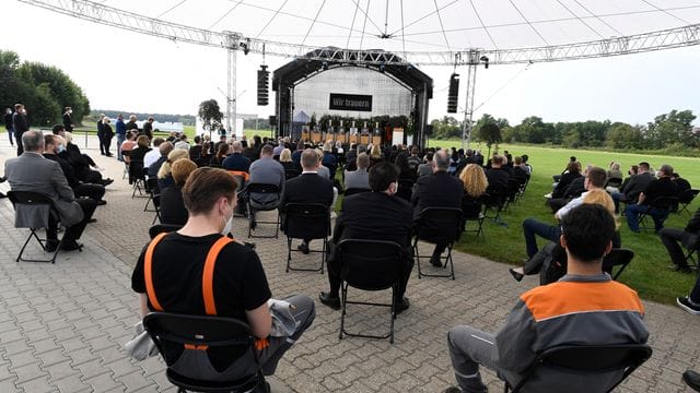 Angehörige, Mitarbeiter und Freunde nehmen bei der Trauerfeier für die Todesopfer der Explosion in Leverkusen Abschied. Angehörige, Mitarbeiter und Freunde nehmen bei der Trauerfeier für die Todesopfer der Explosion in Leverkusen Abschied.
