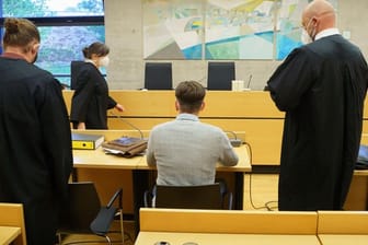 Der angeklagte Raser zu Prozessbeginn im Würzburger Landgericht.
