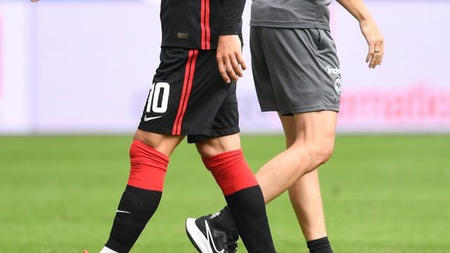 Ein Einsatz des Frankfurters Filip Kostic (l) ist offen.