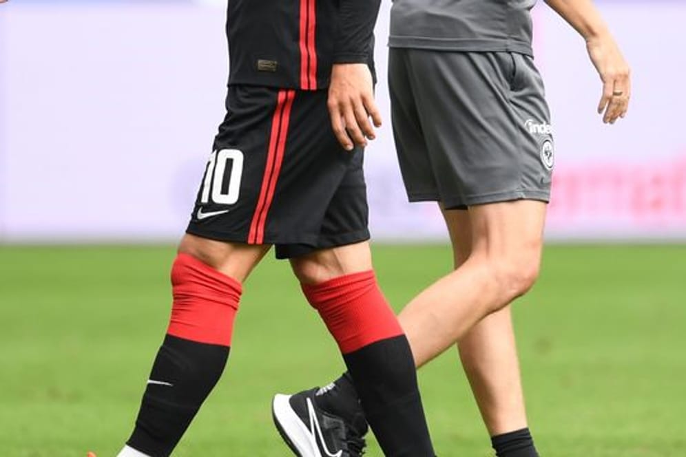 Ein Einsatz des Frankfurters Filip Kostic (l) ist offen.