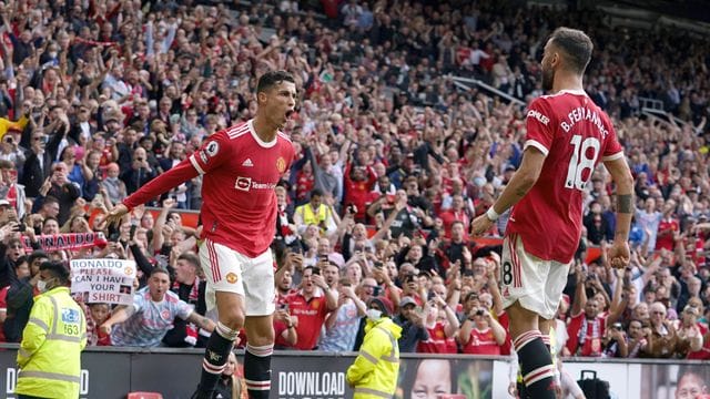 Cristiano Ronaldo (l) schoss Manchester United bei seinem Comeback mit einem Doppelpack zum Sieg.