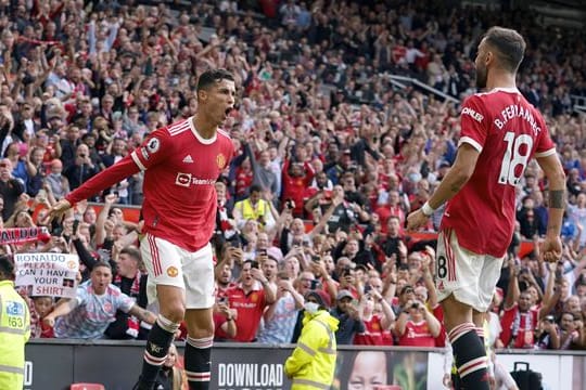 Cristiano Ronaldo (l) schoss Manchester United bei seinem Comeback mit einem Doppelpack zum Sieg.