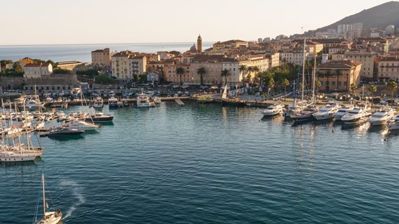 Die Bundesregierung streicht die bei Urlaubern beliebte Insel Korsika ab Sonntag von der Liste der Corona-Hochrisikogebiete.