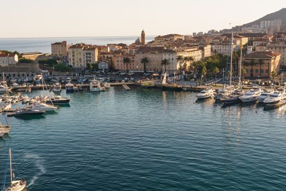 Die Bundesregierung streicht die bei Urlaubern beliebte Insel Korsika ab Sonntag von der Liste der Corona-Hochrisikogebiete.