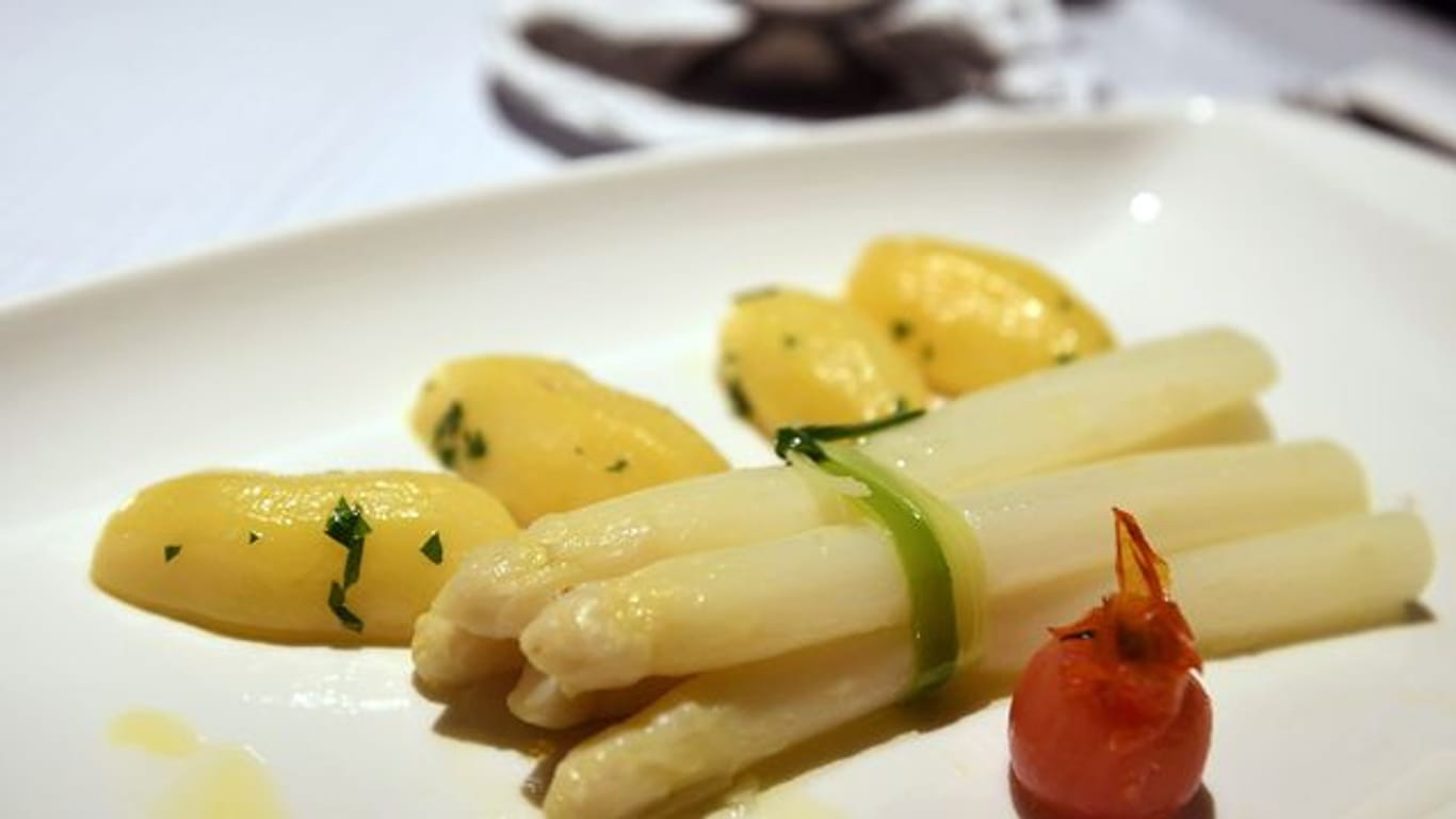 Spargel, Kartoffeln und Sauce Hollandaise - ein klassisches Lieblingsgericht.