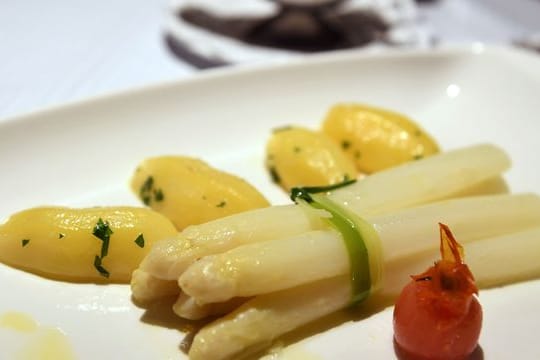 Spargel, Kartoffeln und Sauce Hollandaise - ein klassisches Lieblingsgericht.