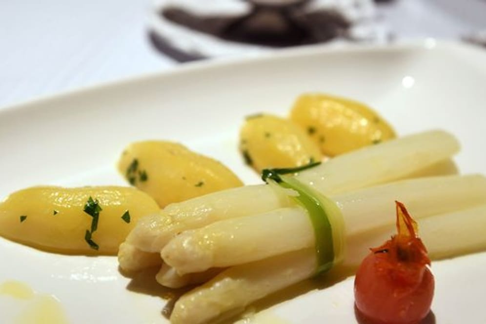 Spargel, Kartoffeln und Sauce Hollandaise - ein klassisches Lieblingsgericht.