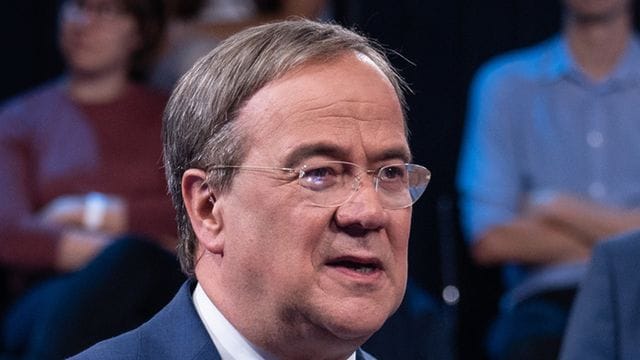 Armin Laschet (CDU, l), Kanzlerkandidat der Union, CDU-Bundesvorsitzender und Ministerpräsident von Nordrhein-Westfalen, spricht in der ZDF-Sendung "Klartext". Armin Laschet (CDU, l), Kanzlerkandidat der Union, CDU-Bundesvorsitzender und Ministerpräsident von Nordrhein-Westfalen, spricht in der ZDF-Sendung "Klartext".