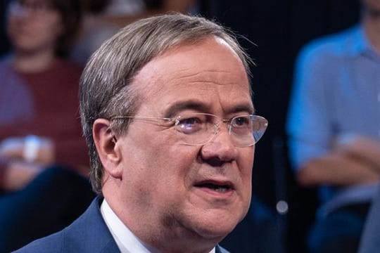 Armin Laschet (CDU, l), Kanzlerkandidat der Union, CDU-Bundesvorsitzender und Ministerpräsident von Nordrhein-Westfalen, spricht in der ZDF-Sendung "Klartext".