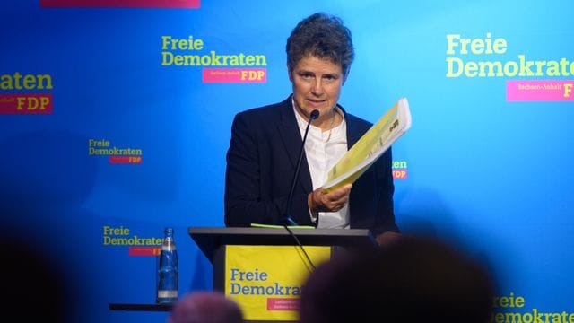 Lydia Hüskens, Vorsitzende der FDP Sachsen-Anhalt, spricht auf dem Landesparteitag in Magdeburg zu den Delegierten und zeigt den Koalitionsvertrag.