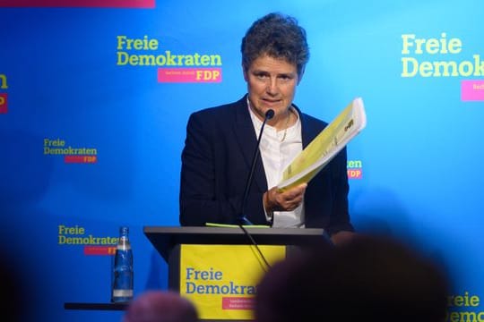 Lydia Hüskens, Vorsitzende der FDP Sachsen-Anhalt, spricht auf dem Landesparteitag in Magdeburg zu den Delegierten und zeigt den Koalitionsvertrag.