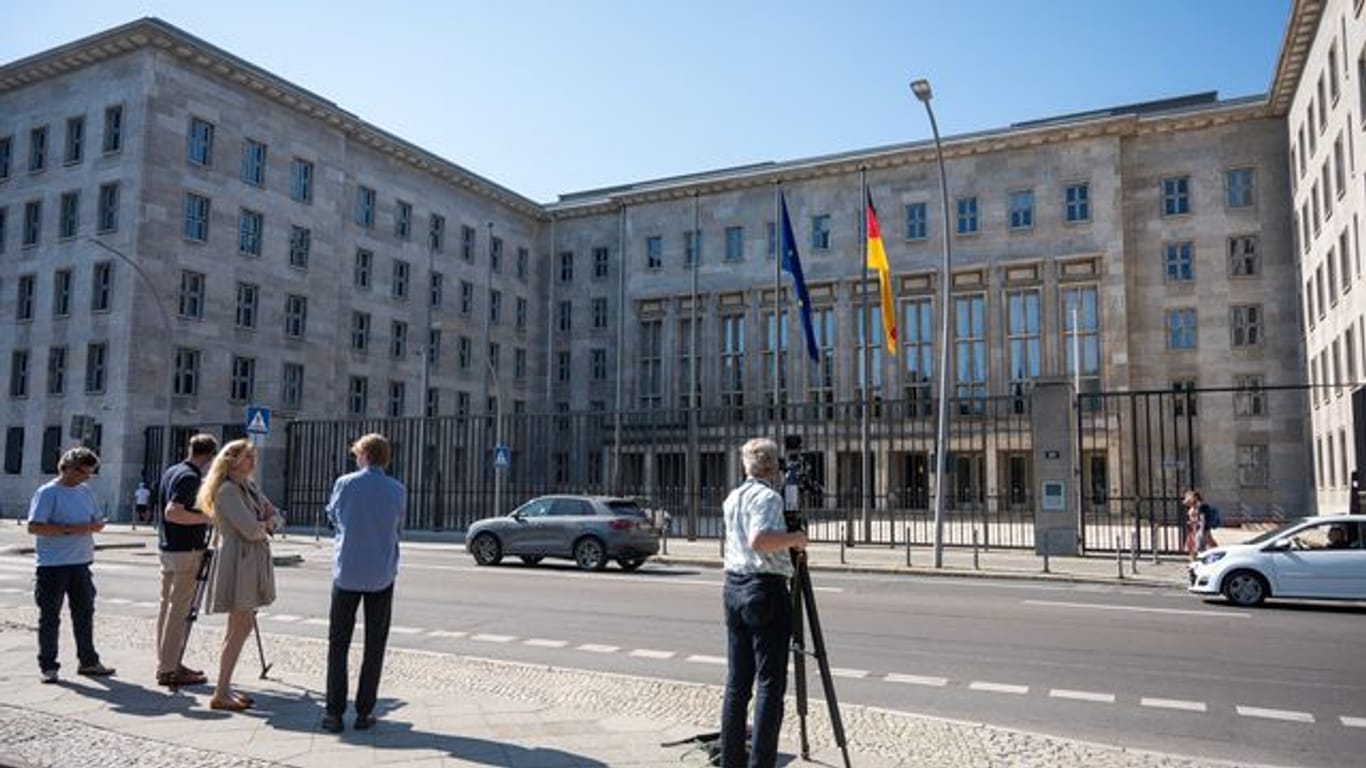 Kamerateams vor dem Bundesfinanzministerium in Berlin.