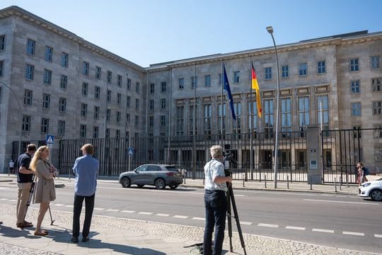 Kamerateams vor dem Bundesfinanzministerium in Berlin.