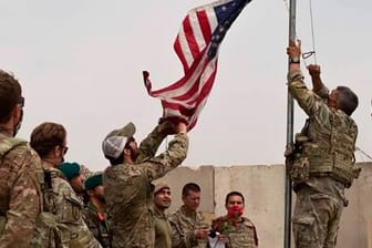 Bei einer Übergabezeremonie von der US-Armee an die afghanische Nationalarmee im Camp Anthonic wird eine US-Flagge vom Mast heruntergelassen.