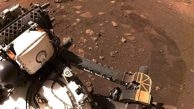 Der Rover "Perseverance" der NASA fährt über den Planeten Mars.