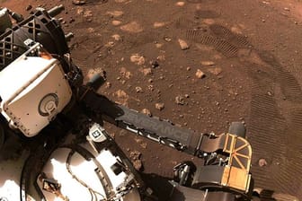 Der Rover "Perseverance" der NASA fährt über den Planeten Mars.