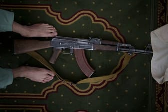 Ein Taliban-Kämpfer nimmt seine Kalaschnikow von Typ AK-47 zum Beten mit in eine Moschee.