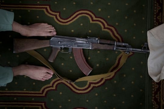 Ein Taliban-Kämpfer nimmt seine Kalaschnikow von Typ AK-47 zum Beten mit in eine Moschee.