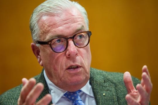 Klaus Reinhardt, Präsident der Bundesärztekammer, ist derzeit gegen mehr Druck auf ungeimpfte Menschen.