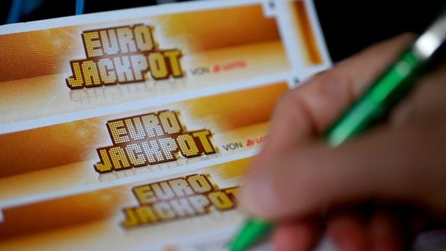 Ein Mann füllt einen Eurojackpot-Lotterieschein aus. Ein Mann füllt einen Eurojackpot-Lotterieschein aus.