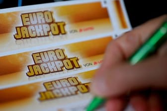 Ein Mann füllt einen Eurojackpot-Lotterieschein aus.