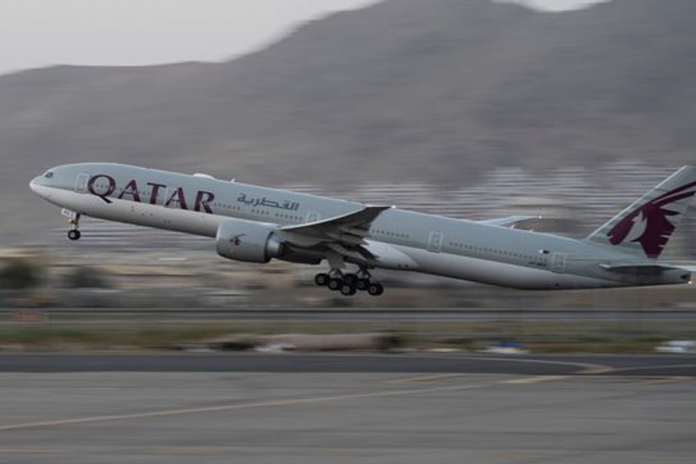 Ein Flugzeug der Fluggesellschaft Qatar Airways hebt am Flughafen in Kabul ab.