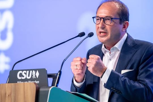 Alexander Dobrindt, CSU-Landesgruppenchef im Bundestag, spricht beim CSU-Parteitag.