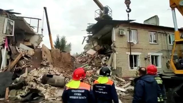 Das Standbild aus einem Video des russischen Katastrophenschutzministeriums zeigt Rettungskräfte vor einem nach einer Gasexplosion zerstörten zweistöckigen Wohnhaus. Das Standbild aus einem Video des russischen Katastrophenschutzministeriums zeigt Rettungskräfte vor einem nach einer Gasexplosion zerstörten zweistöckigen Wohnhaus.