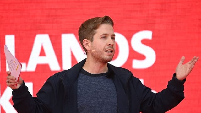 Kevin Kühnert (SPD), Vize-Parteivorsitzender, will ein Bündnis mit der Linkspartei nicht generell ausschließen. Kevin Kühnert (SPD), Vize-Parteivorsitzender, will ein Bündnis mit der Linkspartei nicht generell ausschließen.