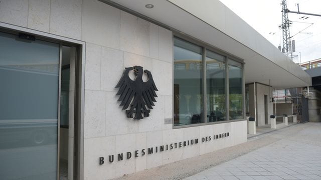 Die Zahl der Spitzenbeamten im Bundesinnenministerium ist gestiegen. Die Zahl der Spitzenbeamten im Bundesinnenministerium ist gestiegen.