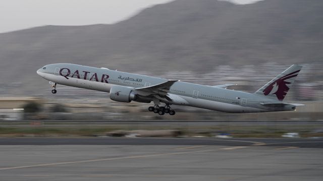 Ein Flugzeug der Fluggesellschaft Qatar Airways hebt am Flughafen in Kabul ab. Ein Flugzeug der Fluggesellschaft Qatar Airways hebt am Flughafen in Kabul ab.