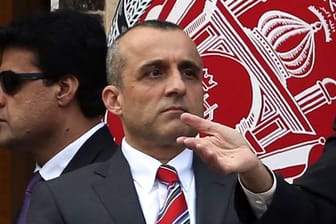 Amrullah Saleh (mitte), ehemaliger Vizepräsident von Afghanistan.