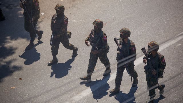 Soldaten gehen im März während eines Protestes gegen den Militärputsch in Myanmar über eine Straße.