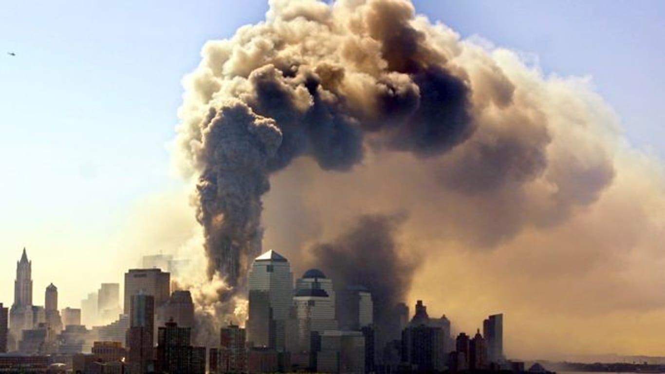 Ein Turm des World Trade Centers in New York stürzt am 11.