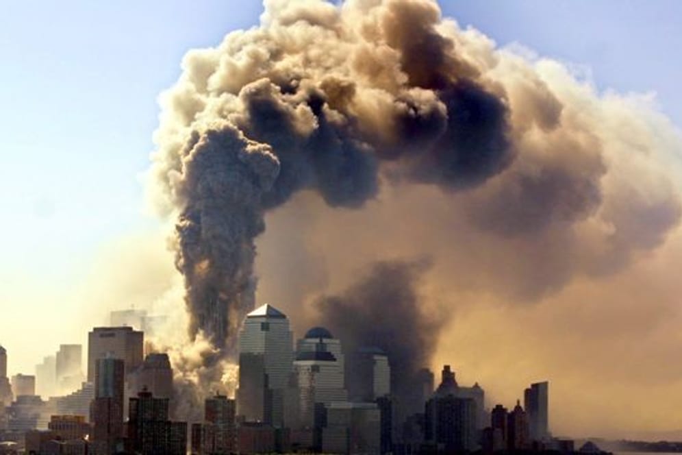 Ein Turm des World Trade Centers in New York stürzt am 11.