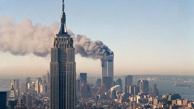 Die Zwillingstürme des World Trade Centers brennen hinter dem Empire State Building. Die Zwillingstürme des World Trade Centers brennen hinter dem Empire State Building.
