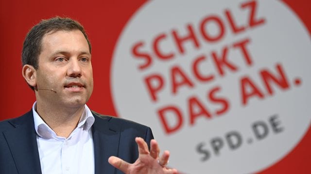 SPD-Generalsekretär Lars Klingbeil: Die Union "ist eine Partei in purer Panik, aber wir bleiben cool". SPD-Generalsekretär Lars Klingbeil: Die Union "ist eine Partei in purer Panik, aber wir bleiben cool".