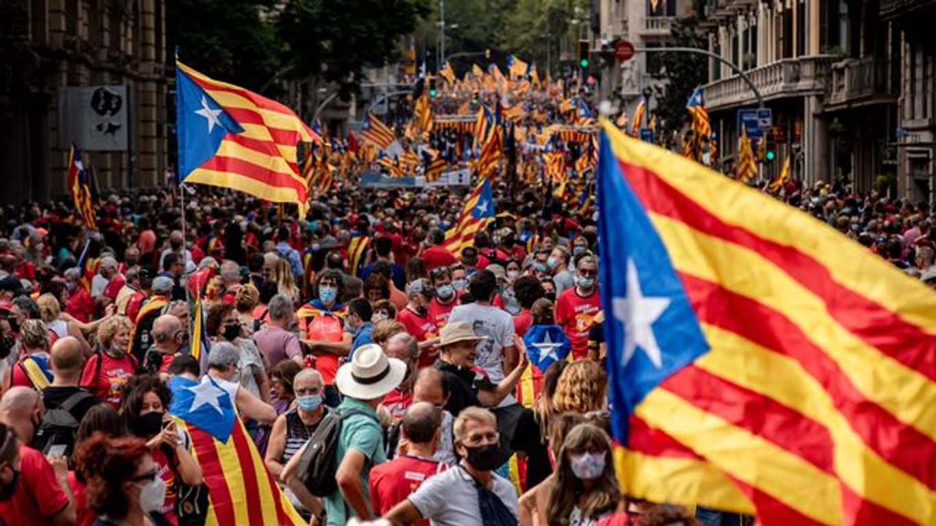 Hunderttausende demonstrieren in Barcelona für die Unabhängigkeit Kataloniens von Spanien.