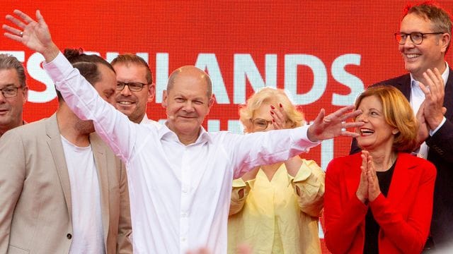 Olaf Scholz und die SPD liegen in einer Umfrage nun sechs Prozentpunkte vor der Union. Olaf Scholz und die SPD liegen in einer Umfrage nun sechs Prozentpunkte vor der Union.