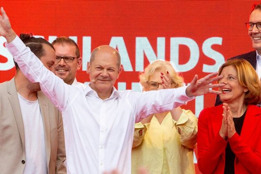 Olaf Scholz und die SPD liegen in einer Umfrage nun sechs Prozentpunkte vor der Union.