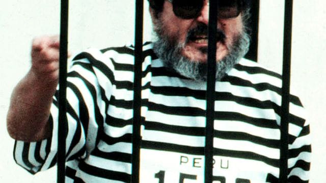 Im September 1992 schreit Abimael Guzman, der Gründer und Anführer der Guerillabewegung Leuchtender Pfad, in einer Gefängniszelle, nachdem er in Lima, Peru, gefangen genommen wurde. Im September 1992 schreit Abimael Guzman, der Gründer und Anführer der Guerillabewegung Leuchtender Pfad, in einer Gefängniszelle, nachdem er in Lima, Peru, gefangen genommen wurde.