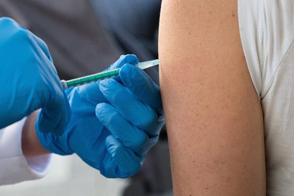 Eine Frau wird während einer Impfaktion auf dem Wochenmarkt mit dem Impfstoff von Biontech/Pfizer gegen das Coronavirus geimpft.