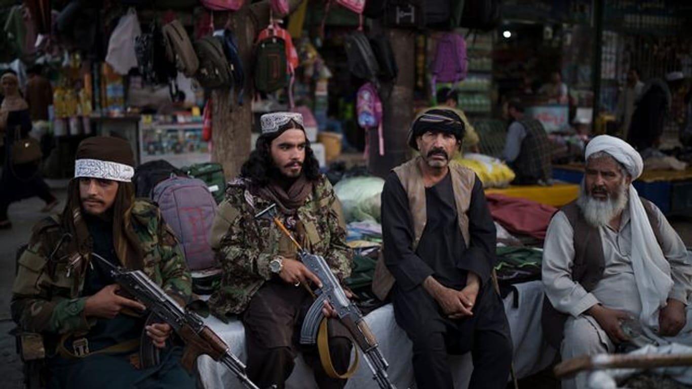 Bewaffnete Taliban-Mitglieder auf einem lokalen Markt in Kabul.