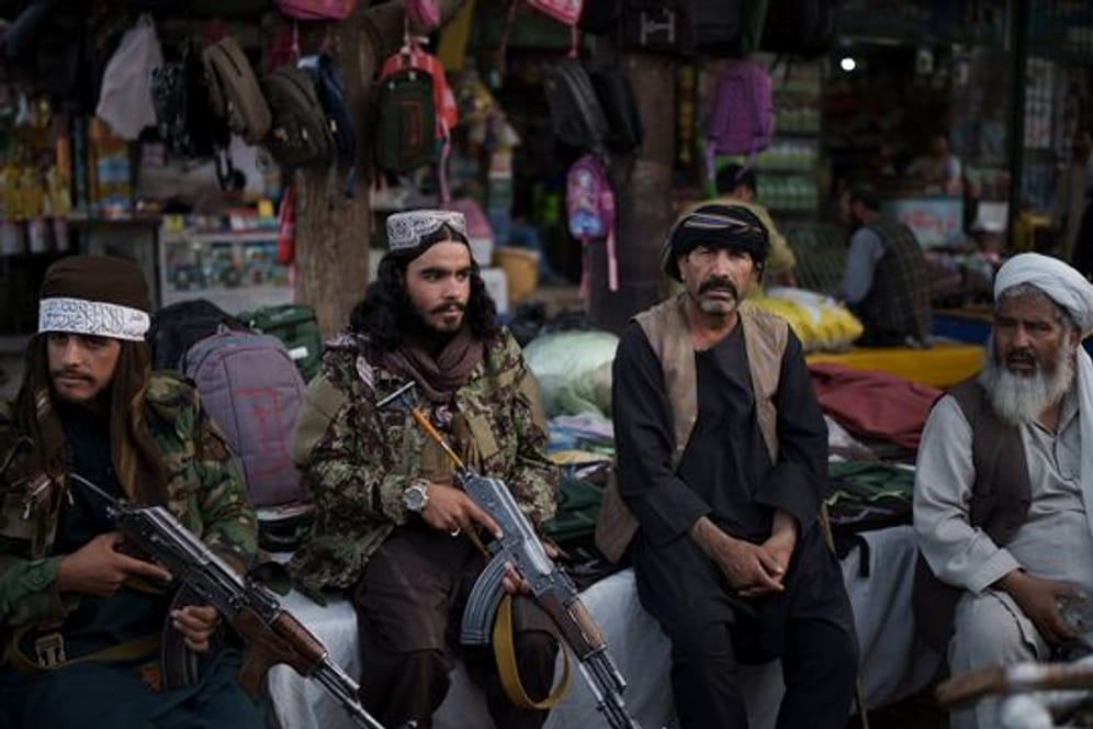 Bewaffnete Taliban-Mitglieder auf einem lokalen Markt in Kabul.