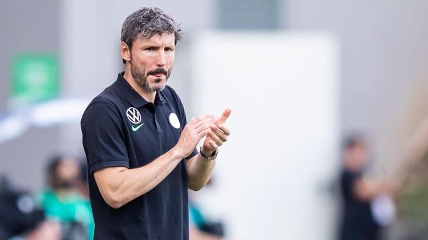 Trainer Mark van Bommel führte den VfL Wolfsburg an die Spitze.