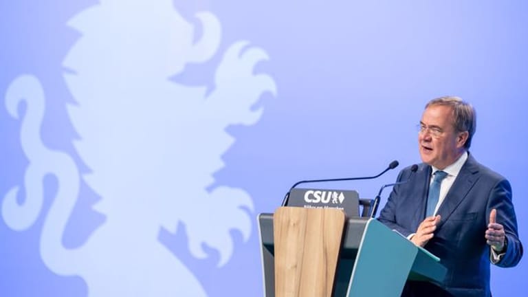 CDU-Chef Armin Laschet sagte auf dem Parteitag: "In all den Entscheidungen der Nachkriegsgeschichte standen Sozialdemokraten immer auf der falschen Seite - in der Wirtschafts- und Finanzpolitik.