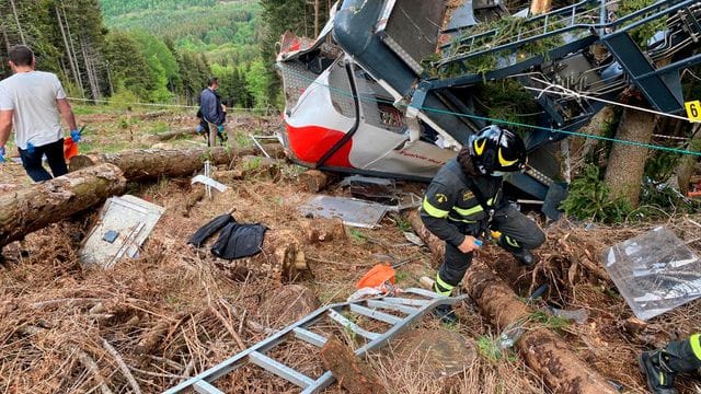 Rettungshelfer arbeiten am Wrack der Seilbahngondel am Monte Mottarone. Rettungshelfer arbeiten am Wrack der Seilbahngondel am Monte Mottarone.