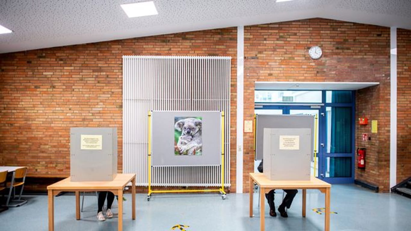 Wahllokal im Foyer einer Grundschule in Oldenburg.