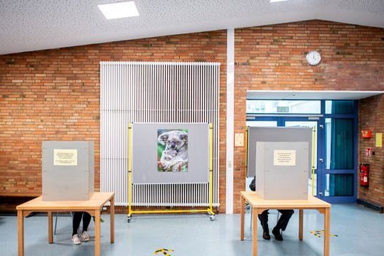 Wahllokal im Foyer einer Grundschule in Oldenburg.